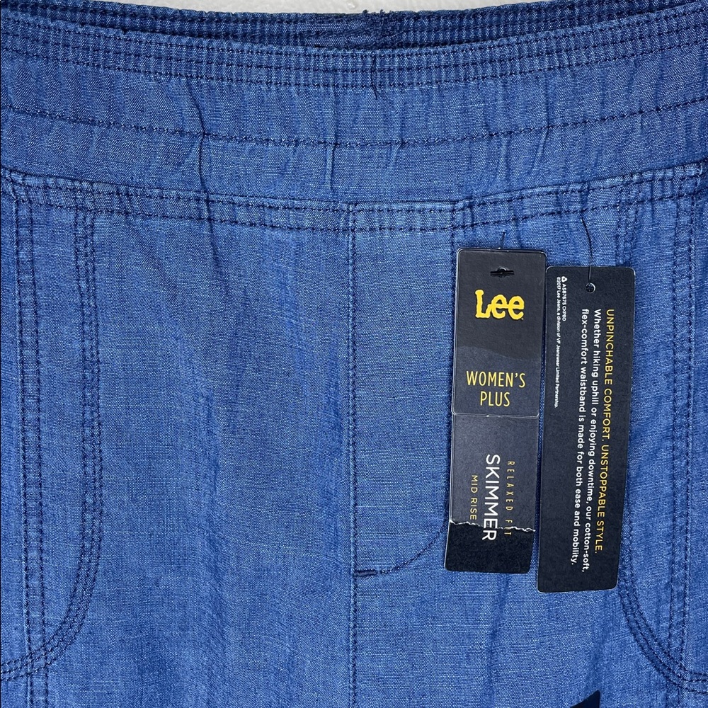 LEE Women’s Relaxed Fit SHIMMER Mid Rise Flex FLEX-To-Go Chambray Capri Pants 16 - Picture 5 of 13
